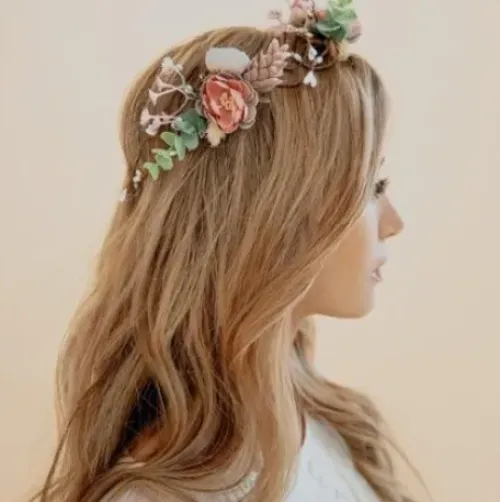 Trisa Celebride geschwungener Blumenkranz mit Blumen